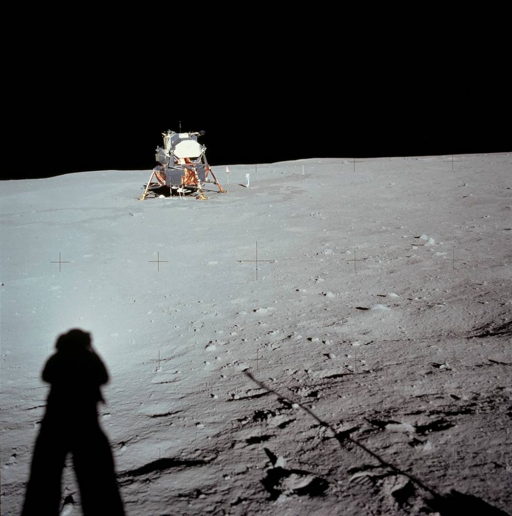 Foto del modulo lunare nel Mare della Tranquillità, scattata da Neil Armstrong durante la missione Apollo 11