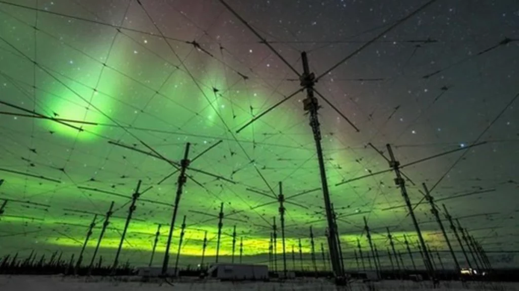 Aurora boreale e le antenne. Credit: HAARP
