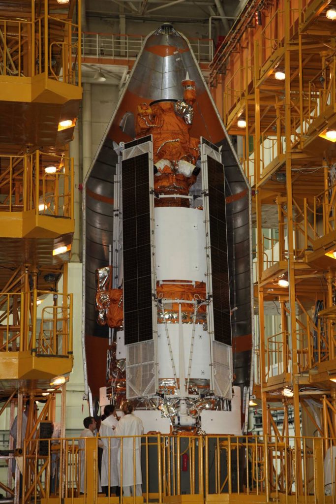 Il Resurs-P sistemato nell'ogiva del lanciatore Sojuz 2.1b. Credito: Roscosmos