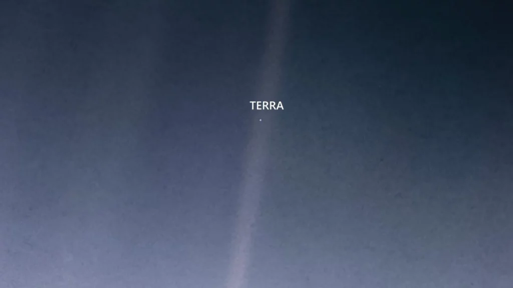 Terra Voyager 1 pale blue doto