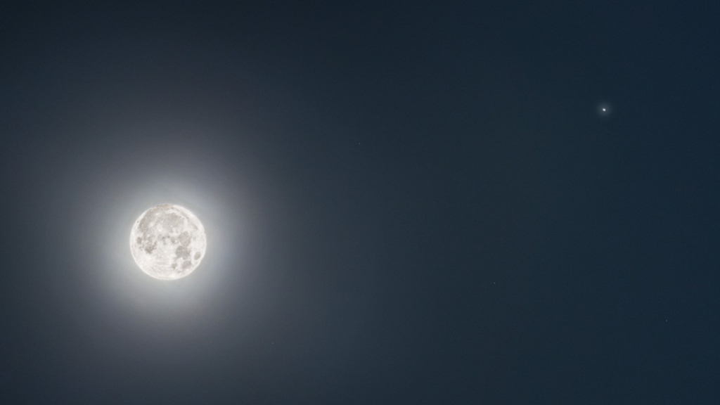 Una bella congiunzione Luna piena e Saturno fotografata da Stefano Maraggi